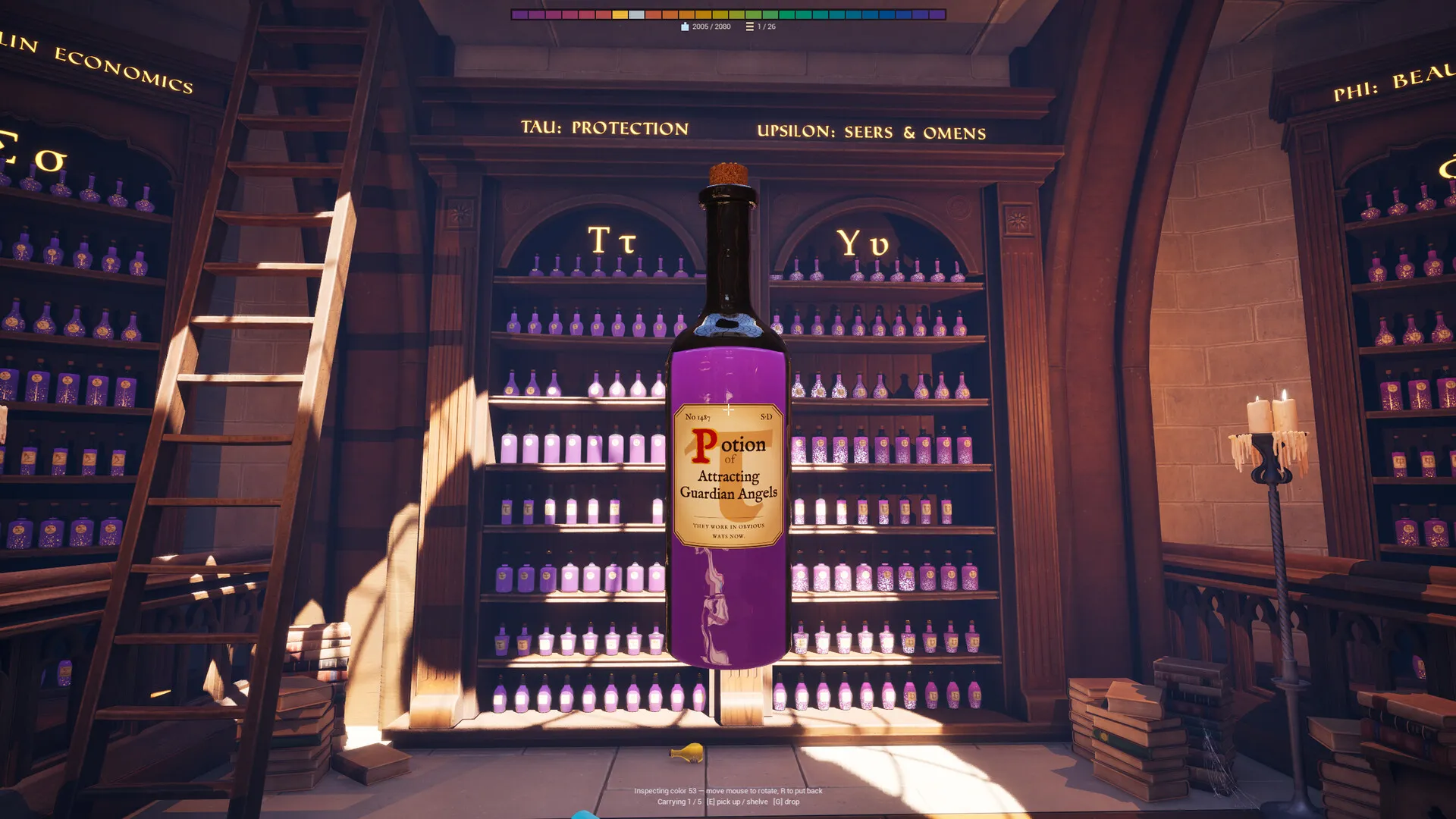 Lecture de l'étiquette imprimée d'une potion magenta, les étagères s'élevant derrière elle